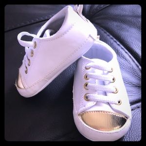 🍭 5/$20 White and Gold Tennis Shoes